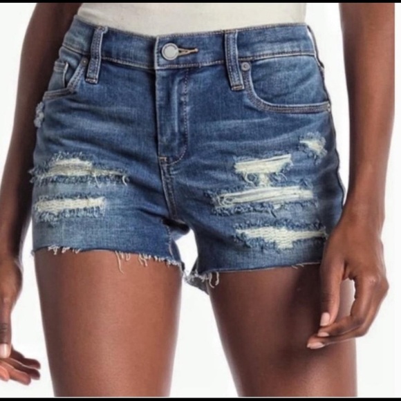 BLANKNYC The Essex Classic Cut Off Short - Picture 4 of 6